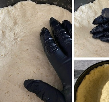 1. Этап. Пирог с капустой на дрожжевом тесте: Разогреваем духовку до 180 С. Форму (диаметром 26 см) смазать сливочным маслом. Подошедшее тесто разделить на две чати (большую и меньшую). Тесто мягкое податливое, поэтому я распределяю большую часть теста по форме руками.