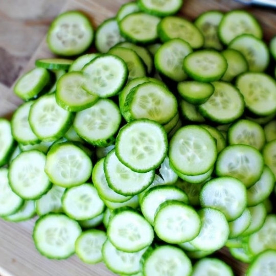 1. Этап. Салат из огурцов в сметанном соусе: Нарезаем огурцы кольцами.