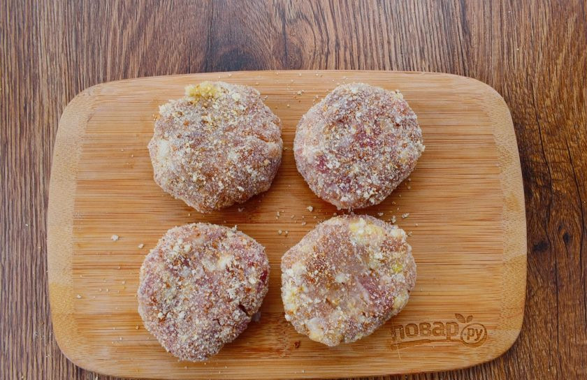 1. Этап. Школьные котлеты с гречкой: Обваляйте котлеты в панировочных сухарях.