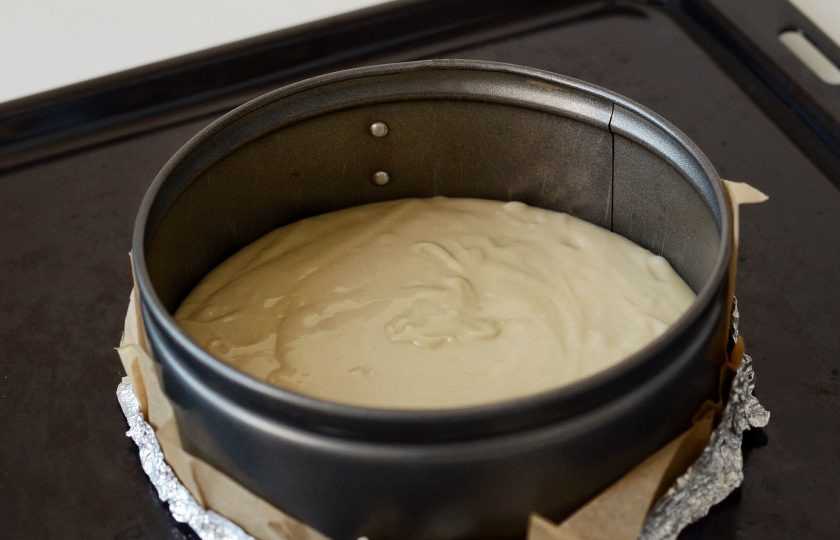 1. Этап. Бисквит на аквафабе: Переложите тесто в кольцо для выпечки. Разогрейте духовку до 175 градусов и выпекайте бисквит 40-50 минут. Готовность проверяйте зубочисткой. При прокалывании выпечки она должна оставаться сухой.