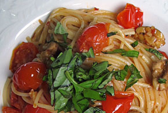 1. Этап. Паста с базиликом: 5. К готовым спагетти отправьте соус из томатов, зелени и базилика. Есть и второй вариант подачи блюда: верх пасты покрыть соусом и притрусить зеленью.