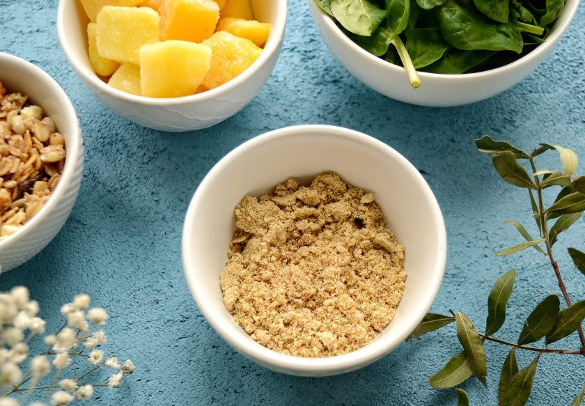 1. Этап. Смузи боул: Измельчите в кофемолке семена льна и залейте тёплой водой. Оставьте их на пару минут.