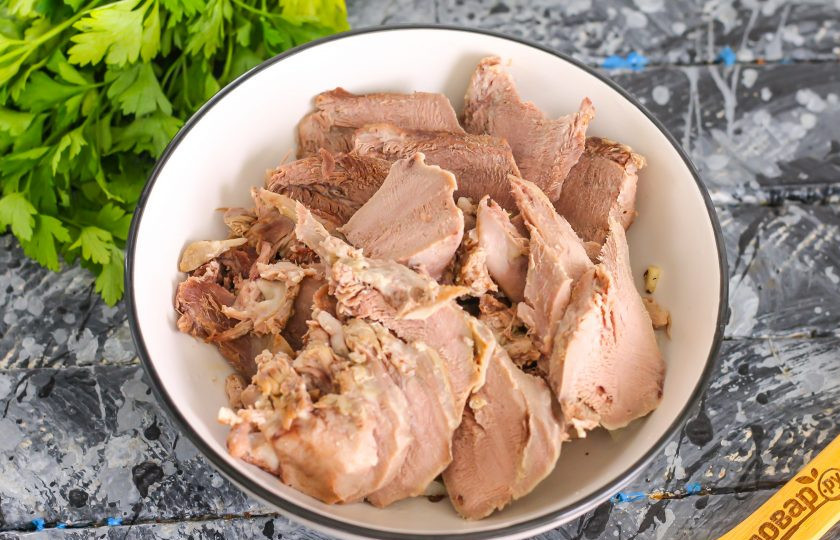 1. Этап. Маринованный язык: Языки извлеките по одному из бульона и очистите от налета, мякоть нарежьте слайсами в емкость к маринаду.