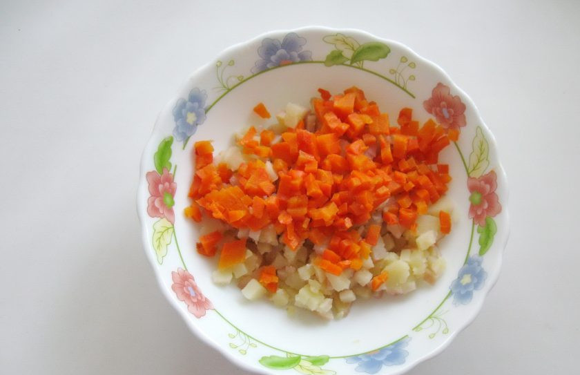 1. Этап. Винегрет с зеленой фасолью: Морковь сварите в кожуре, охладите и также нарежьте мелко. Добавьте в салатник с картофелем.