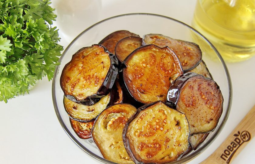 1. Этап. Баклажаны на зиму без уксуса: Разогрейте в сковороде небольшое количество масла и обжарьте баклажаны с двух сторон до золотистого цвета.