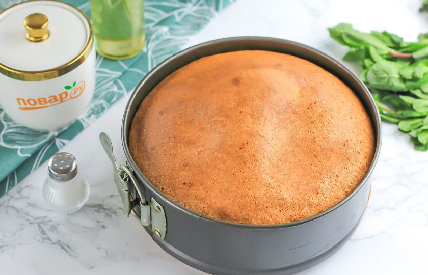 1. Этап. Пирог с сушеным инжиром: Выпекайте пирог примерно 25-30 минут до румяности. Обязательно проверьте готовность пирога с помощью деревянной шпажки, проткнув его в середине. Шпажка должна выйти сухой.