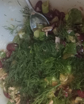 1. Этап. Салат из тунца и фасоли: Посыпьте сухим укропом. Добавьте любимую зелень. У меня это свежий укроп. Загрузите фасоль.