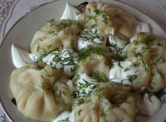 1. Этап. Хинкали с мясом: Готовое блюдо выкладываем на тарелку шумовкой и посыпаем хинкали черным молотый перцем, при желании можно добавить свой любимый соус. Приятного всем аппетита!