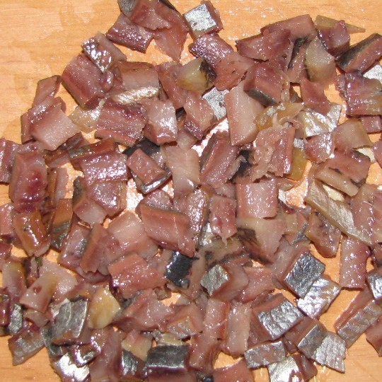 1. Этап. Форшмак с морковью и плавленным сыром: 1. Селедку почистите, обязательно снимите кожу и хорошо вычистите изнутри. Разделайте ее на филе, удалив все косточки, и порежьте на небольшие кусочки.