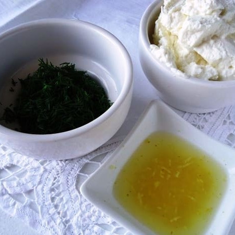 1. Этап. Семга с картофелем: Готовим намазку. Для этого смешиваем рикотту, мелко нарезанный укроп, немного лимонного сока и лимонной цедры. Солим, перчим, перемешиваем - и намазка готова.