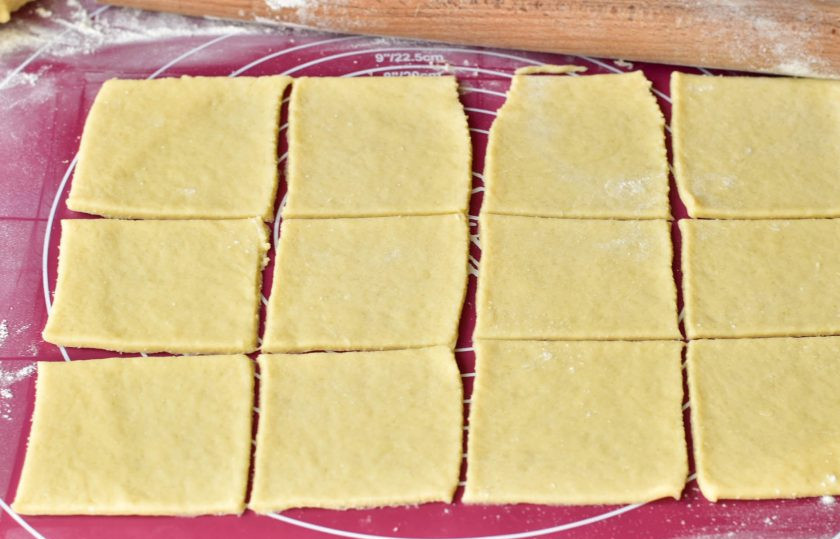 1. Этап. Печенье Творожные платочки: Раскатайте его в пласт и нарежьте квадратиками.