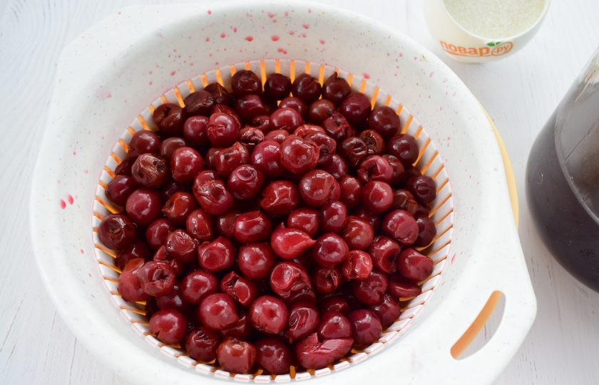 1. Этап. Наливка из вишни: 3. Процедите, отожмите. (Жмых можно залить 0,5 л водки и поставить в темное место настаивать на 2 недели.) В банку с отфильтрованным настоем добавьте сахар, закройте крышкой и поставьте в темное место на 7 дней. Периодически помешивая, до полного растворения сахара.