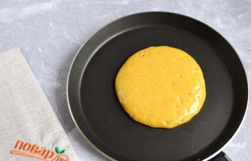 1. Этап. Полезные тыквенные панкейки: 8. Разогрейте чистую сухую сковородку, В центр налейте пару ложек теста и жарьте до появления первых пузырей. Огонь минимальный.