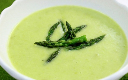 1. Этап. Суп-пюре из спаржи: 8. В тарелку налейте суп и добавьте спаржу. Можно также дополнить его сухариками или тертым сыром, например. Приятного аппетита!