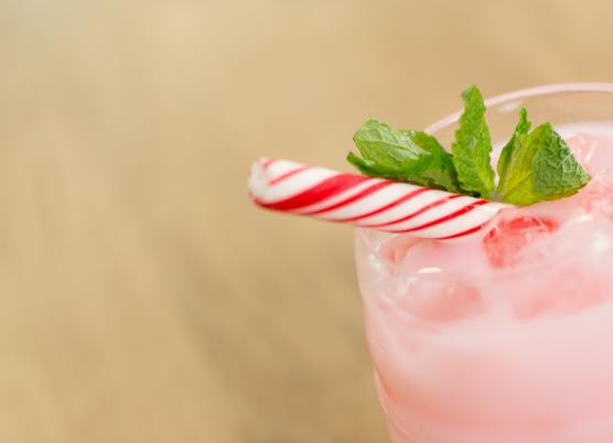 1. Этап. Коктейль Казанова: 4. Разливаем по бокалам - и коктейль готов! Подавайте его к столу!