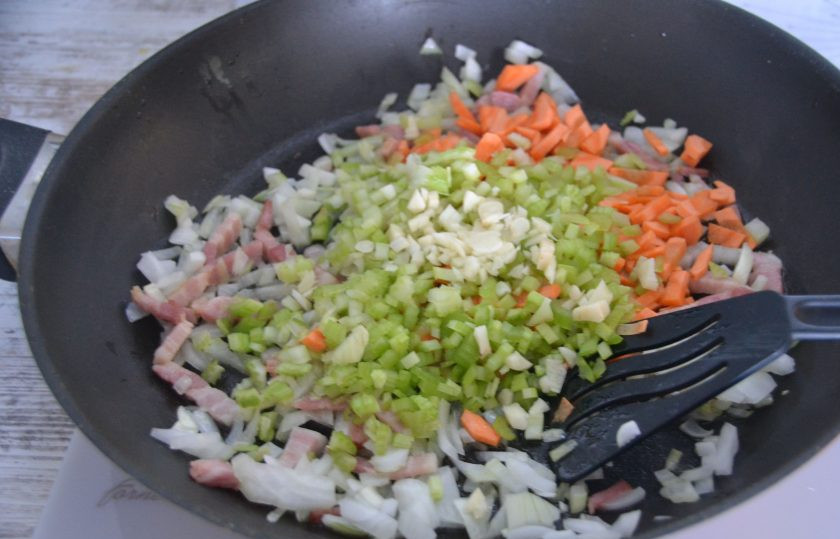 1. Этап. Болоньезе от Джейми Оливера: Добавьте в сковороду мелко нарезанный стебель сельдерея и чеснок. Обжарьте на небольшом огне примерно 7-10 минут.