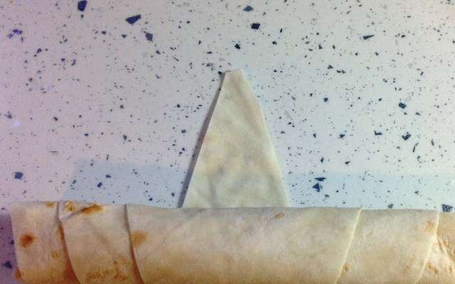 1. Этап. Сигары из лаваша: 4. Для того, чтобы сигара не раскрылась при жарке, край лаваша смажьте белком.