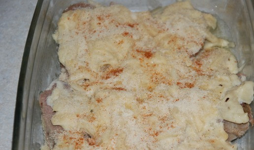 1. Этап. Язык в сырном соусе: Посыпать панировочными сухарями, поперчить и отправить в духовку на 20 минут.