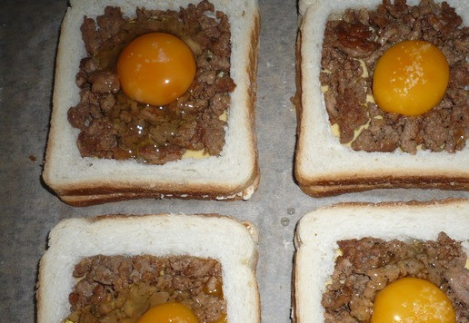 1. Этап. Горячие сэндвичи с фаршем индейки: Затем сверху на каждый сэндвич вылить по куриному яйцу. Яйцо посолить по вкусу. Выпекать в предварительно разогретой духовке при температуре 180 градусов, ~ 12 минут.