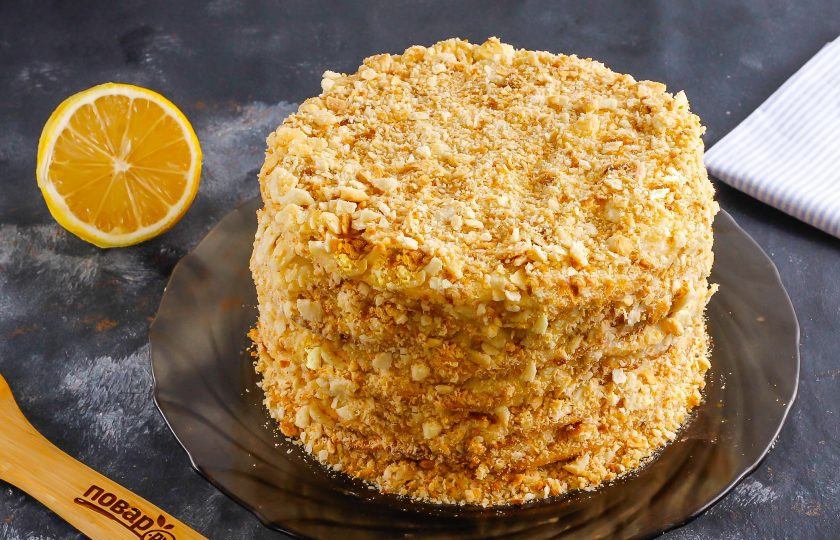 1. Этап. Наполеон с лимонным кремом: Измельчите два коржа и присыпьте крошкой бока торта и верх. Поместите его в холодильник для пропитки на 4-8 часов. Примерно через 2 часа чуть прижмите десерт, чтобы он лучше пропитался.