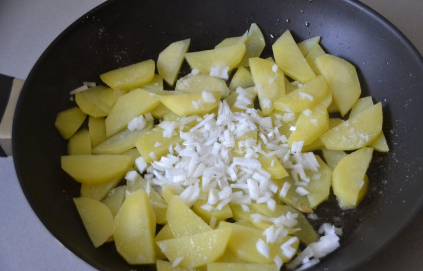 1. Этап. Картошка с лесными грибами: В другой сковороде одновременно жарьте картошку на смеси 1 ст. ложки растительного и топленого сливочного масла. Добавьте мелко порезанную половинку лука. Жарьте до полуготовности, в конце посолите.