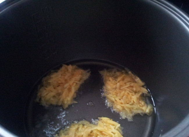 1. Этап. Драники в мультиварке: Теперь наливаем в чашу мультиварки растительное масло, включаем режим 