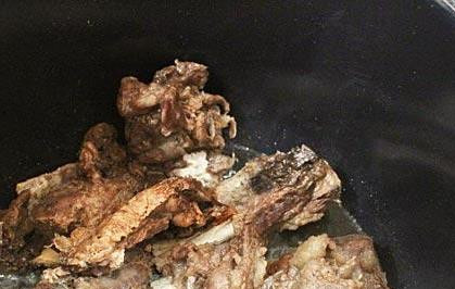 1. Этап. Плов с ребрышками в мультиварке: 1. В чашу мультиварки выливаем масло, помещаем ребрышки. Чуть солим и перчим их. В режиме 