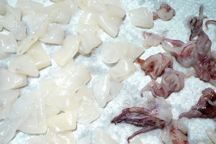 1. Этап. Салат с кальмарами и огурцами: Почистите кальмаров острым ножом, отделите от них щупальца. Выложите кальмаров на бумажные полотенца, чтобы обсохли.