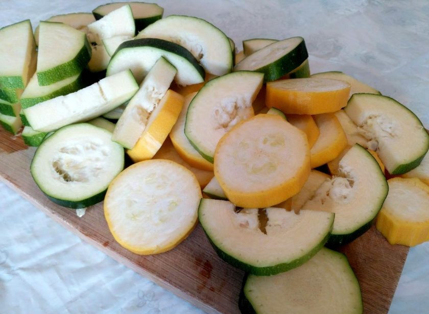 1. Этап. Кабачковые наггетсы в духовке: Кабачки нарежьте кольцами или полукольцами в зависимости от их размера.