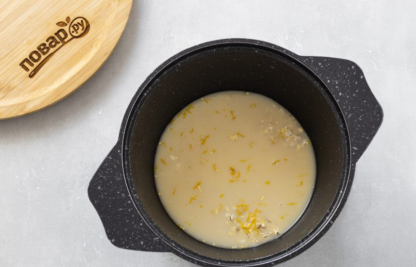 1. Этап. Каша Здоровье: Влейте воду и молоко. Доведите до кипения на среднем огне, затем убавьте температуру и варите кашу около 35 минут. Затем выключите плиту и дайте ей настояться 10 минут.