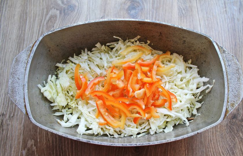 1. Этап. Солянка с кроликом: Болгарский перец почистите от семян и плодоножки, порежьте тонкой соломкой, добавьте к мясу, капусте и луку.