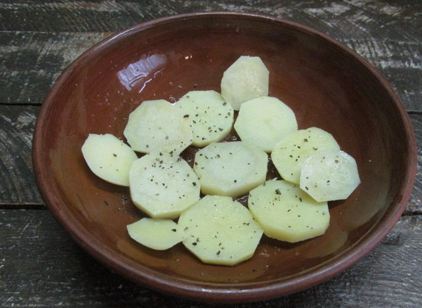 1. Этап. Рыбная скоблянка с креветками: Собираем блюдо. В форму для запекания выложите вареный картофель, нарезанный кружками, посолите и поперчите.