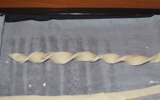 1. Этап. Закуска Слоеные сердечки на Валентинов день: 4. Сверните полоски в спиральки.