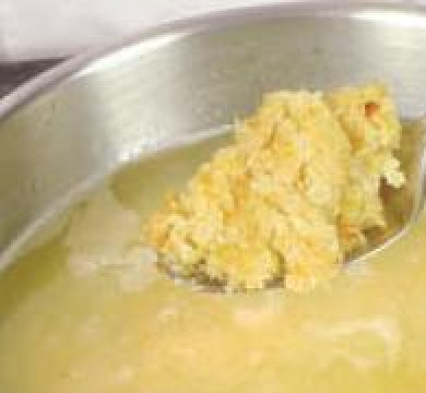 1. Этап. Суп с клецками: Оставшийся лук размешать с мукой до однородного состояния, добавить в суп, тщательно перемешать. Варить на слабом огне, иногда перемешивая, 3 мин.