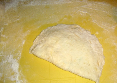 1. Этап. Сырные лепешки с начинкой: 8. Теперь складываем лепешку конвертиком, отправляем её жариться на сковороду на растительном масле.