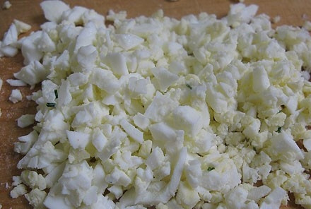 1. Этап. Салат из сныти: Варенные яйца очистите и мелко нарежьте.