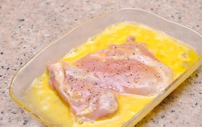 1. Этап. Бургеры дома: Куриную грудку посолите, поперчите, по желанию немного отбейте. Окуните во взбитое яйцо.