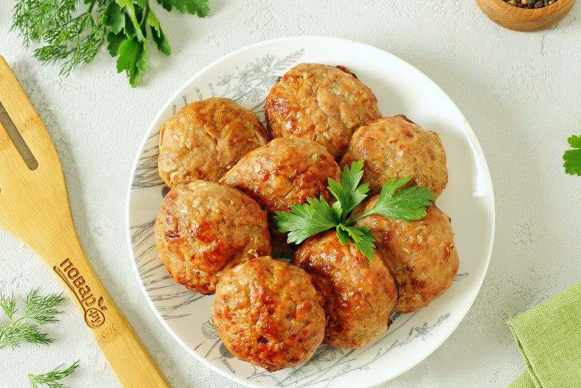 1. Этап. Курино-говяжьи котлеты в духовке: Курино-говяжьи котлеты готовы. Приятного аппетита!