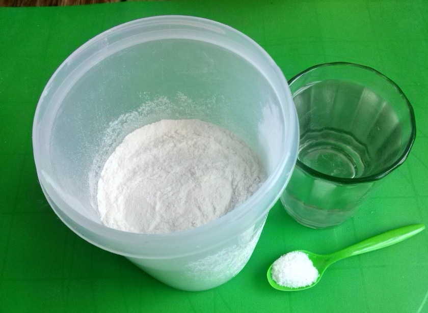 1. Этап. Хинкали (классический рецепт): Для теста нам понадобится: мука, холодная вода и соль. Соотношение муки и воды 2:1.