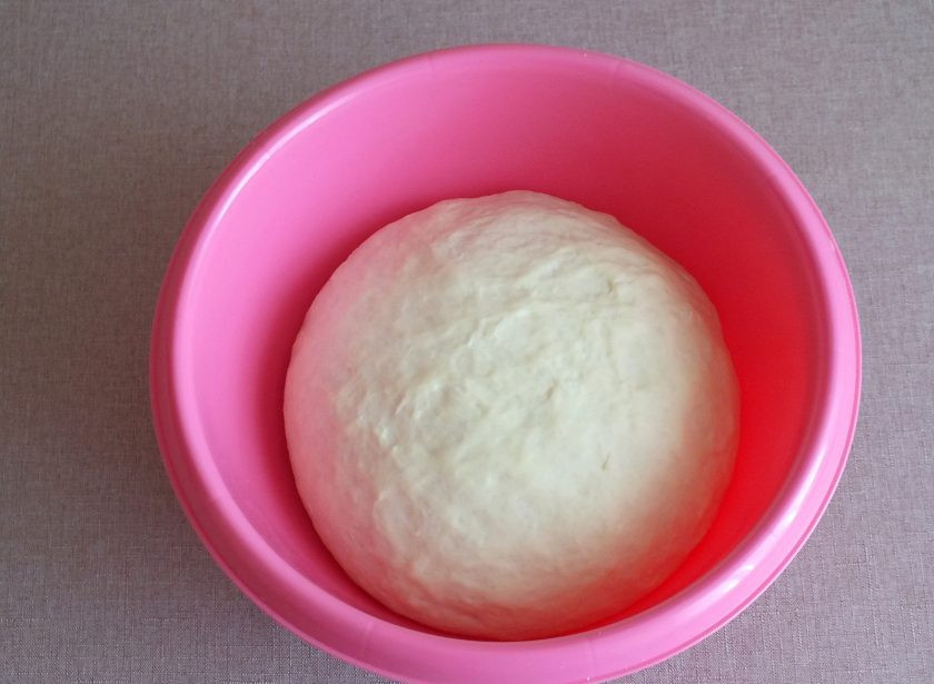 1. Этап. Батон Подмосковный: Через указанное время тесто заметно увеличится. Сделайте обминку.