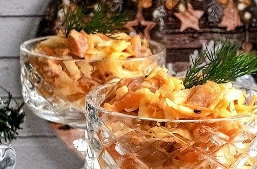 1. Этап. По мотивам салата Клязьма: Будем красиво его подавать на праздничный стол. Я подам каждому индивидуально в хрустальных креманках тоже 80-х годов. Выкладываем салат и сверху украшаем по своему вкусу. Я выложу веточки укропа, а раньше украшали разрезанным яйцом.