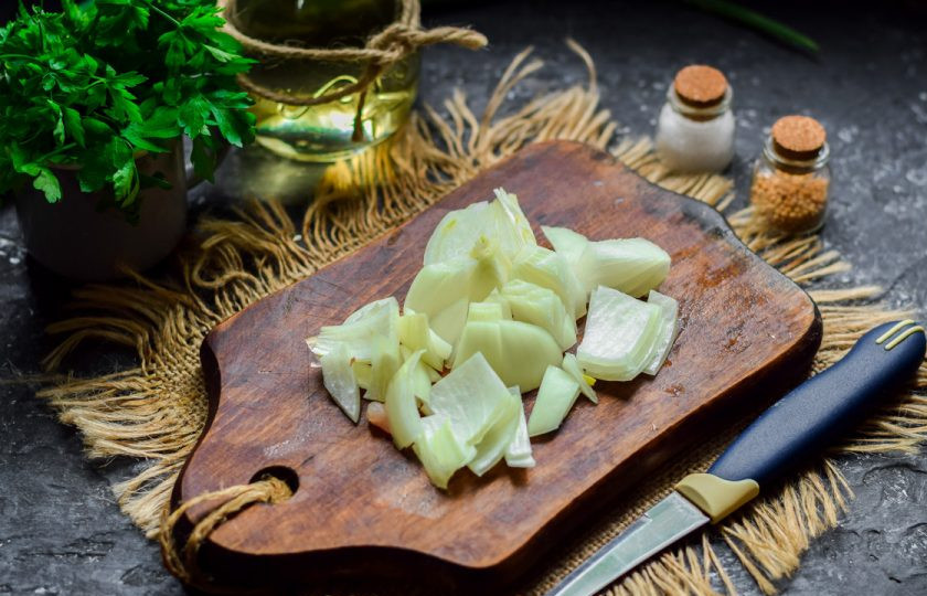 1. Этап. Куриные котлеты с укропом: Лук очистите, сполосните и нарежьте произвольно.