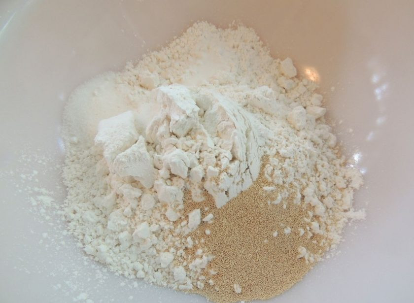 1. Этап. Тесто для пиццы Совершенство: 1. Поместите в глубокую миску муку, сахар, соль, дрожжи и перемешайте.