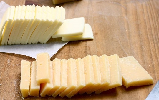 1. Этап. Картофельный веер с сыром: 4. Сыр нарежьте кусочками такой же толщины.