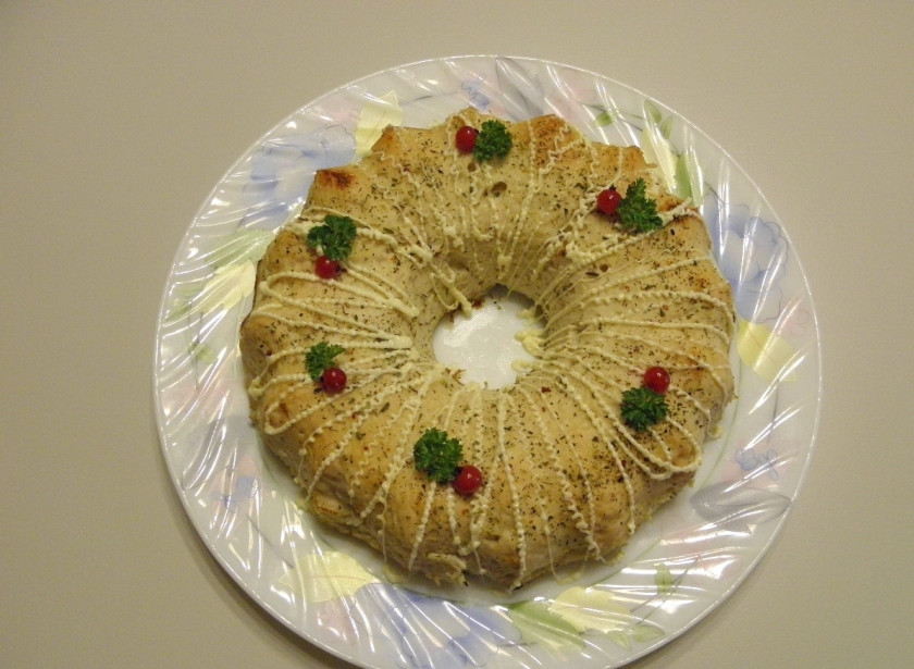 1. Этап. Куриное суфле в духовке: Переверните суфле на тарелочку красивой рельефной стороной — кверху. Украсьте по вкусу. Подавайте горячим!