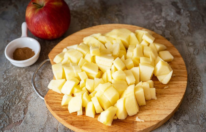 1. Этап. Штрудель с яблоками и вишней: Приготовьте начинку. Яблоки почистите от кожуры и семян, нарежьте небольшими кубиками.