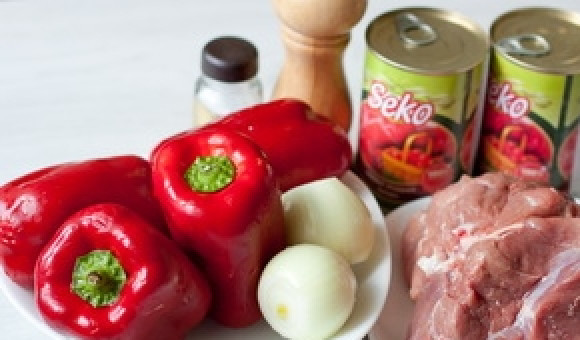 1. Этап. Свинина тушеная с болгарским перцем: Готовим продукты, мясо моем, обсушиваем. Овощи чистим.