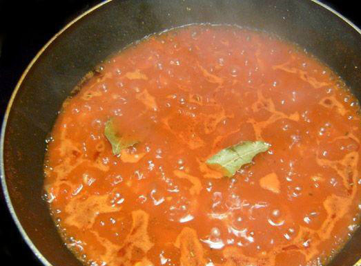 1. Этап. Солянка из свежей капусты с мясом: Режем мелко помидоры и чеснок. Обжариваем на отдельной сковородке 10 минут. Добавляем томатную пасту, лавровый лист, немного воды и сахар. Когда смесь закипит, лавровый лист убираем.