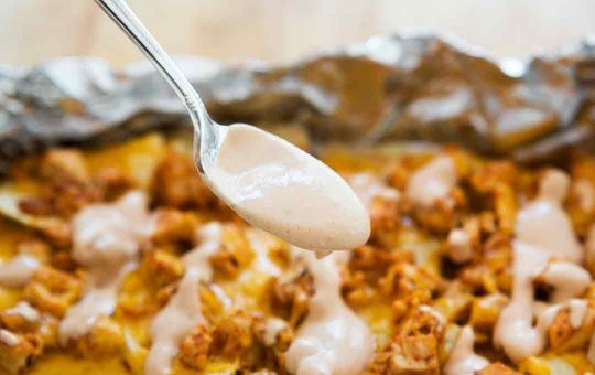 1. Этап. Куриные начос: 5. Смешайте оставшийся соус и сметану, полейте чипсы спустя пару минут после запекания.