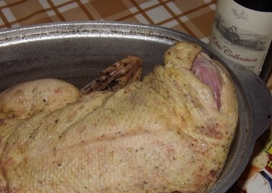 1. Этап. Утка в вине: Первым делом возьмемся за утку. Тщательно очистим её и промоем. Можно обрезать крылья.